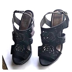 Laser Rose Detail Wedge